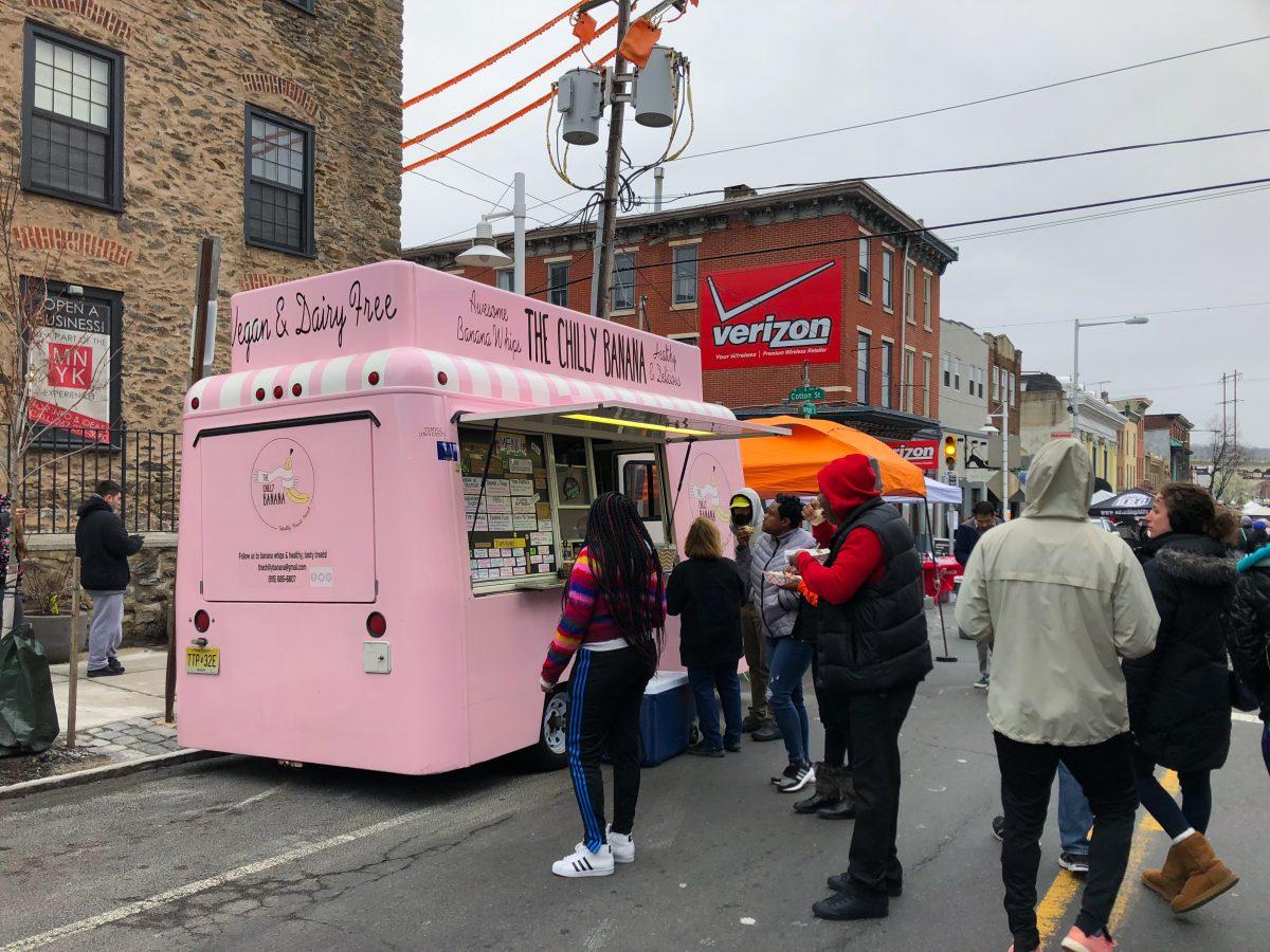 Patrons line up at The Chilly Banana truck (Photos by Franki Rudnesky ’18).