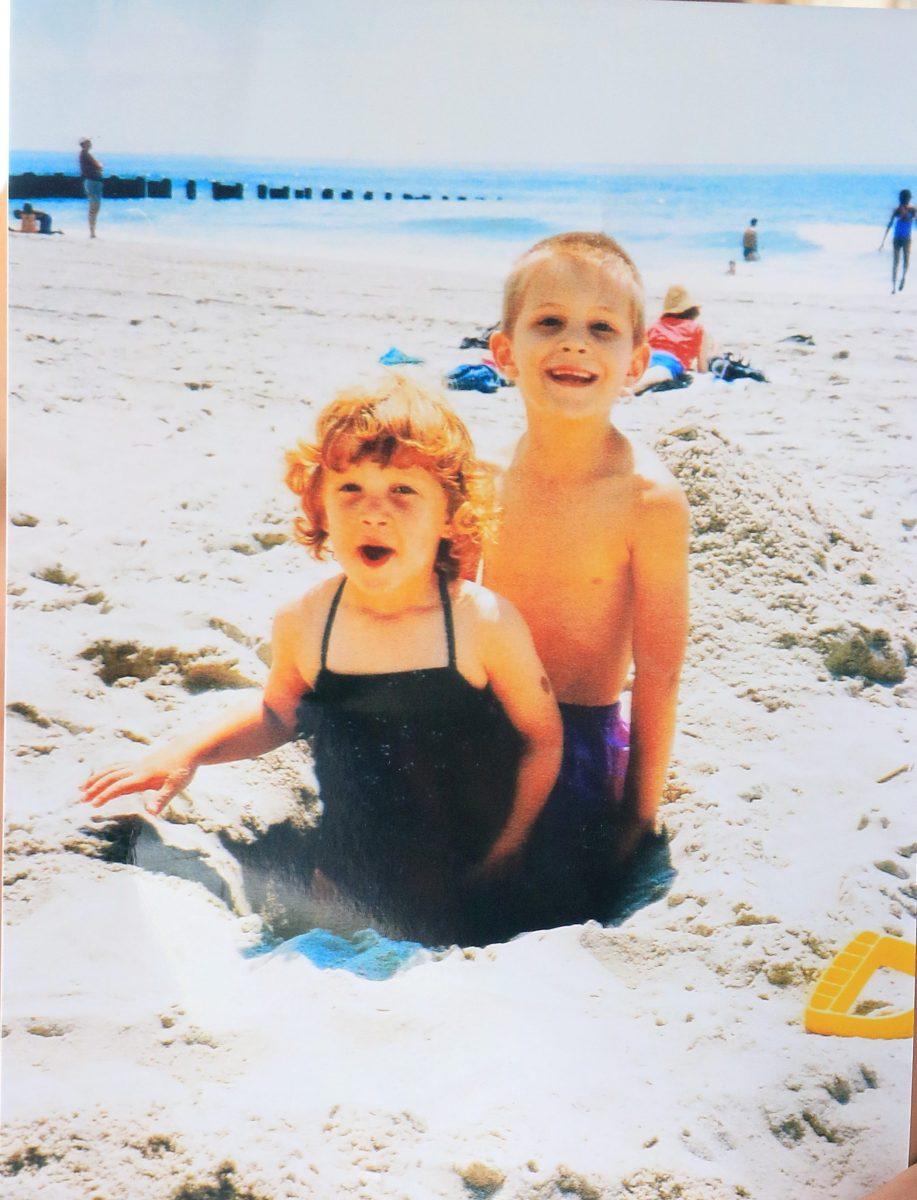 Jena Peters and brother Zack on the beach as children (Photo by Matt Hauberstein 15, M.A. 18).