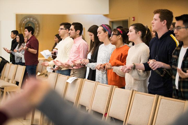 Students gather in the Chapel of Saint Joseph on Jan. 19 for a Spanish Mass where they said prayers for those affected by the recent earthquakes in Puerto Rico. PHOTO: MITCHELL SHIELDS ’22/THE HAWK