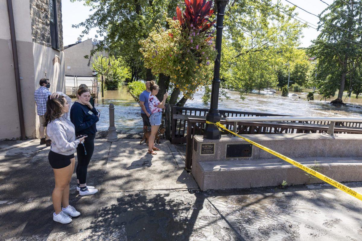 Cassidy Robbins ’21 and Jenna Jachimiak ’21(left) look over the flooded Venice Island parking lot, where Robbins’ car was parked. PHOTOS: MITCHELL SHIELDS ’22/THE HAWK