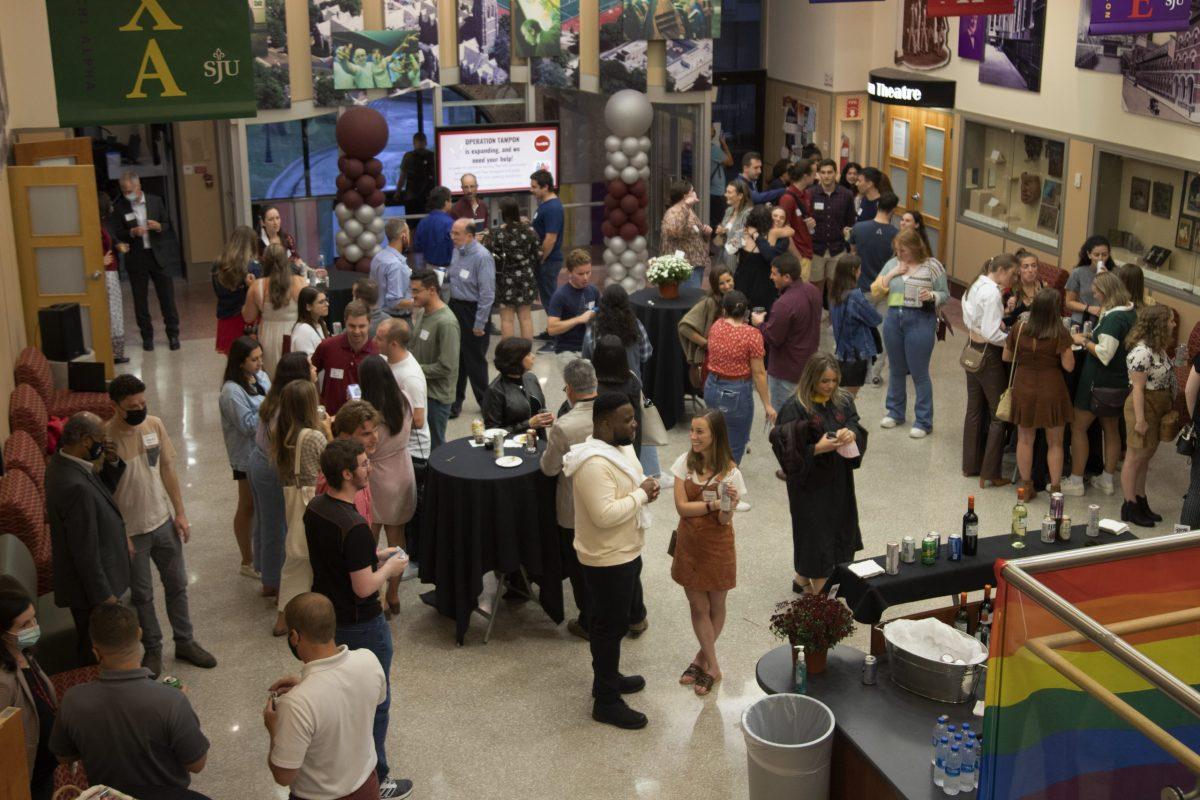 Members of the class of 2020, faculty, staff and administrators mingle at the Appreciation Reception in Campion Student Center.
PHOTO: KELLY SHANNON ’24/THE HAWK