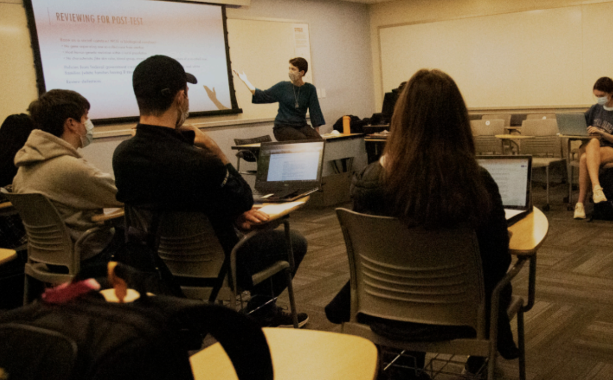 Clampet-Lundquist teaches her INT 151 class on Dec. 6. 
PHOTO: KELLY SHANNON ’24/THE HAWK