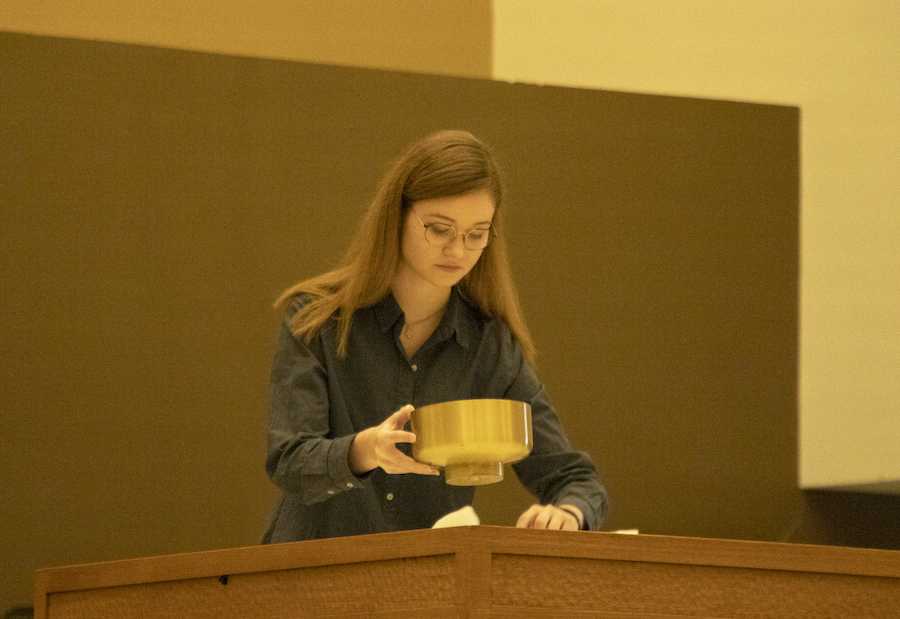 Julia Oseka ’25 at mass Nov. 13, 2022 in the Chapel of Saint Joseph.
PHOTO: JULIA HOLZ ’23/THE HAWK