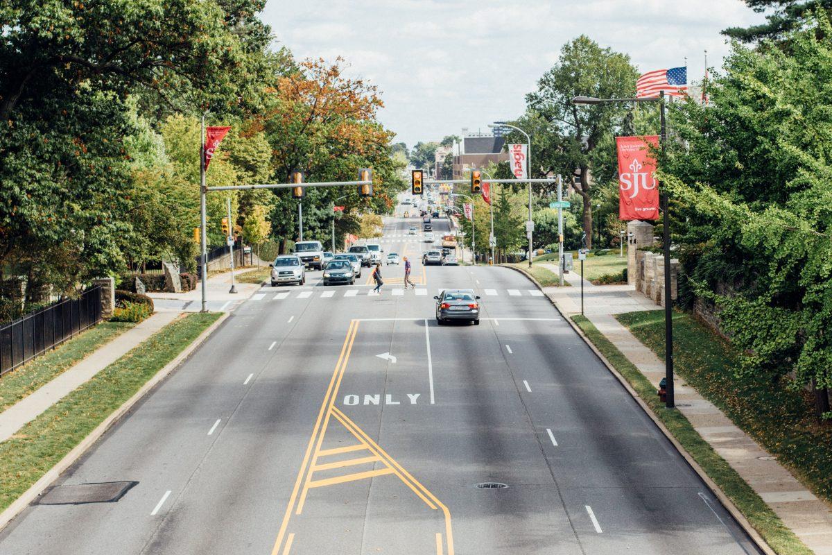 City Avenue splits St. Joe’s into two municipalities, with Philadelphia County on the right in this photo, and
Montgomery County on the left. (Photo by Luke Malanga, ’20)