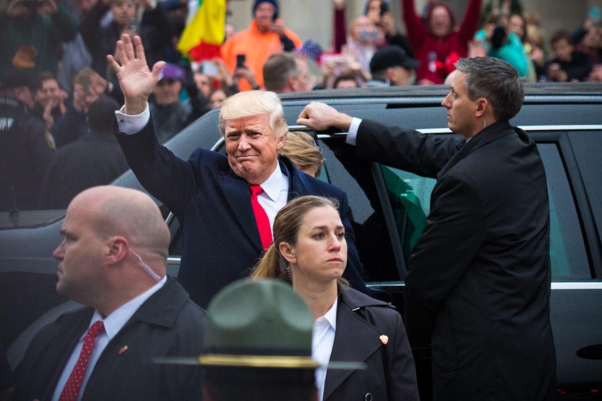 President Trump greets the crowd on Pennsylvania Ave (Photo by Luke Malanga ’20).