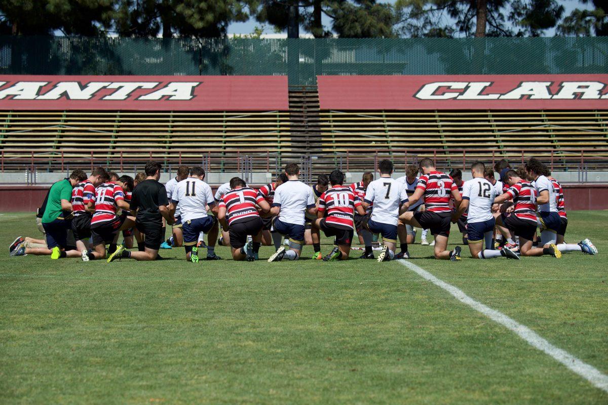 St. Joes and Notre Dame share in a prayer after the 2018 Jesuit Cup 7’s Championship (Photo by coolrugbyphotos.com).