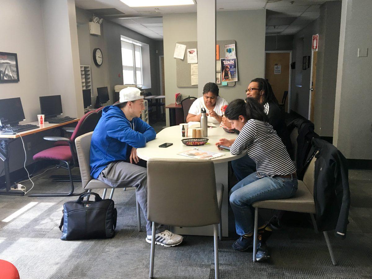 Students eat and chat in the lounge during lunch  (Photo by Emily Graham ’20). 