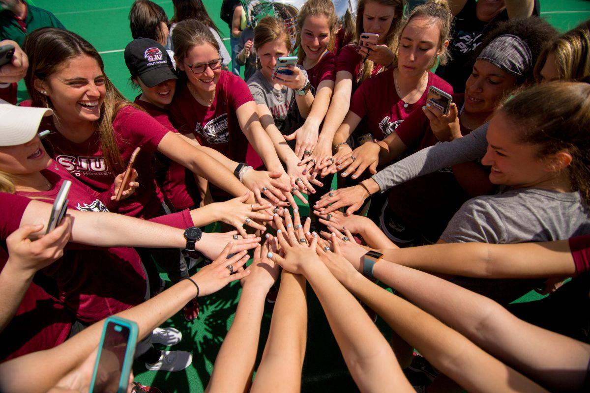 The field hockey team shows off their A-10 championship rings (Photo by Luke Malanga, ’20). 