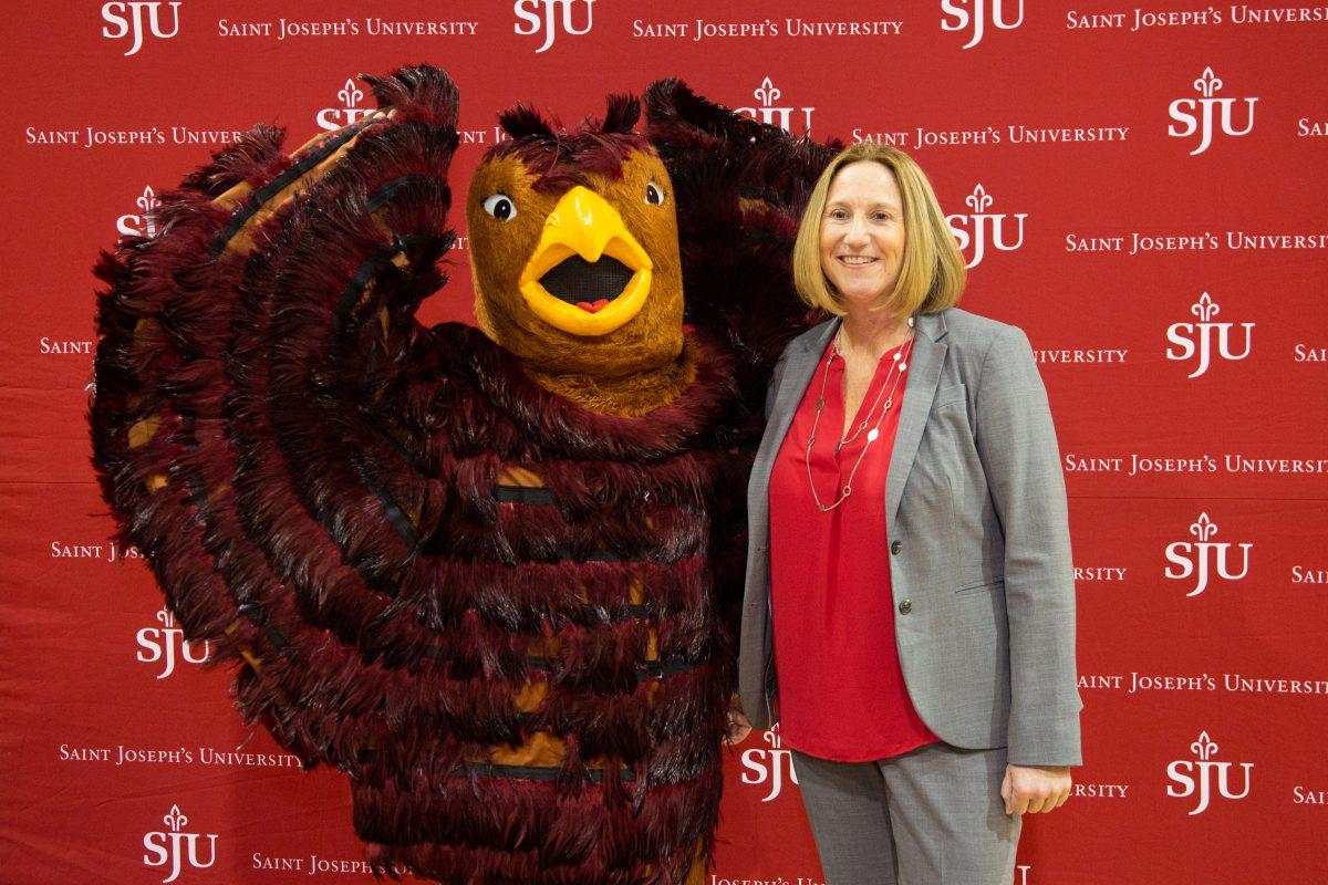 Jill Bodensteiner, J.D. pictured with the Hawk mascot (Photo by Luke Malanga ’20). 