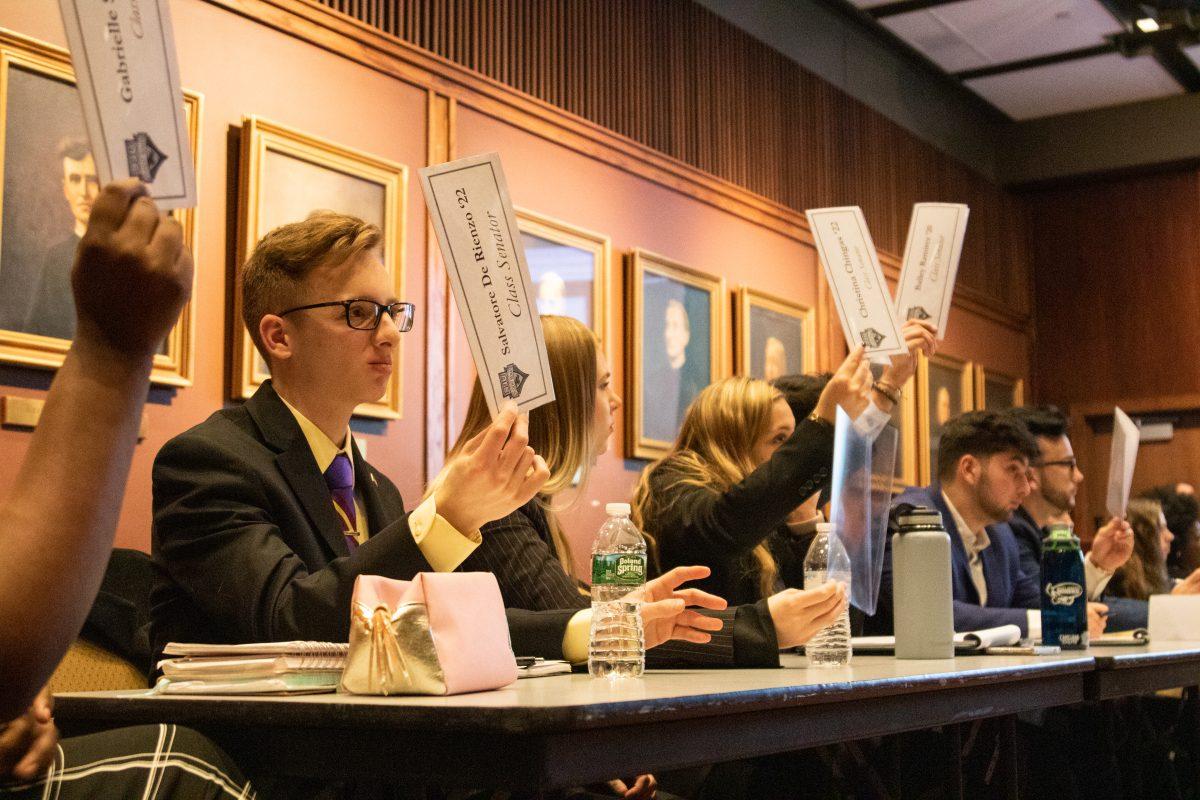 Student senators vote in favor of raising the student activity fee.  PHOTO: MITCHELL SHIELDS 22/THE HAWK