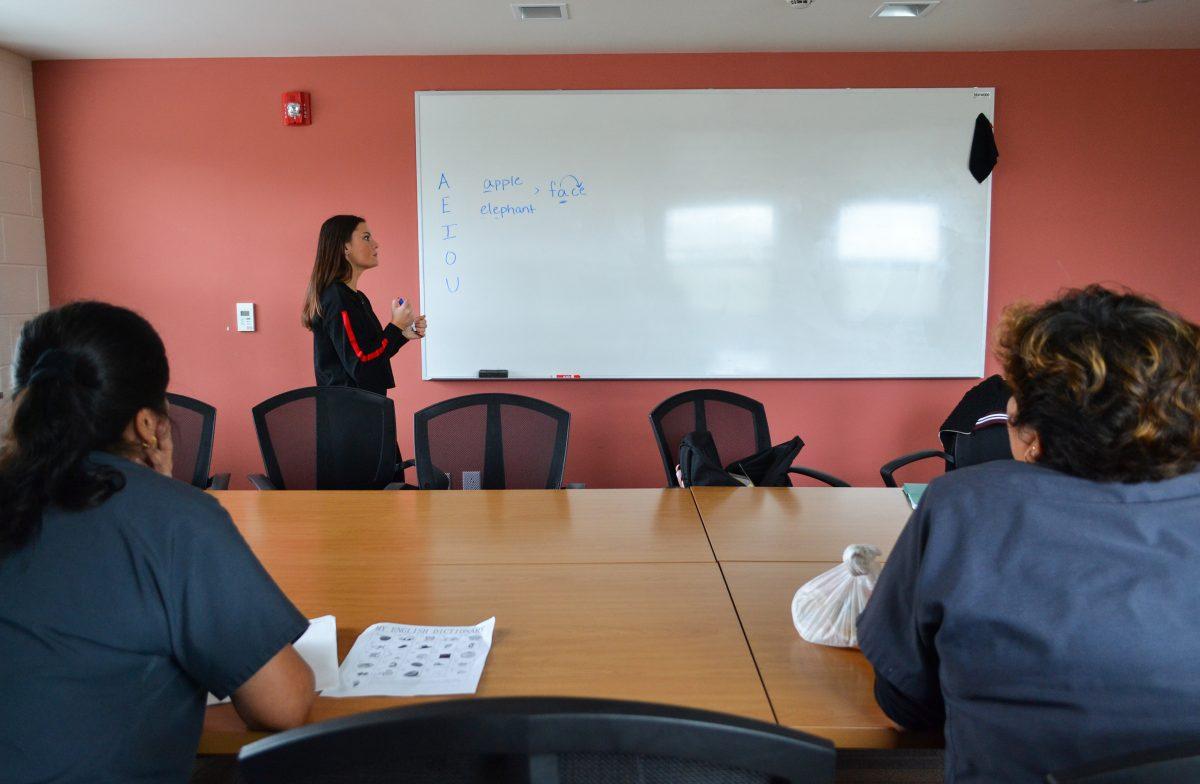 Lindsay Norton ’20 teaches a lesson to two university employees. PHOTO: Leslie Quan ’22
