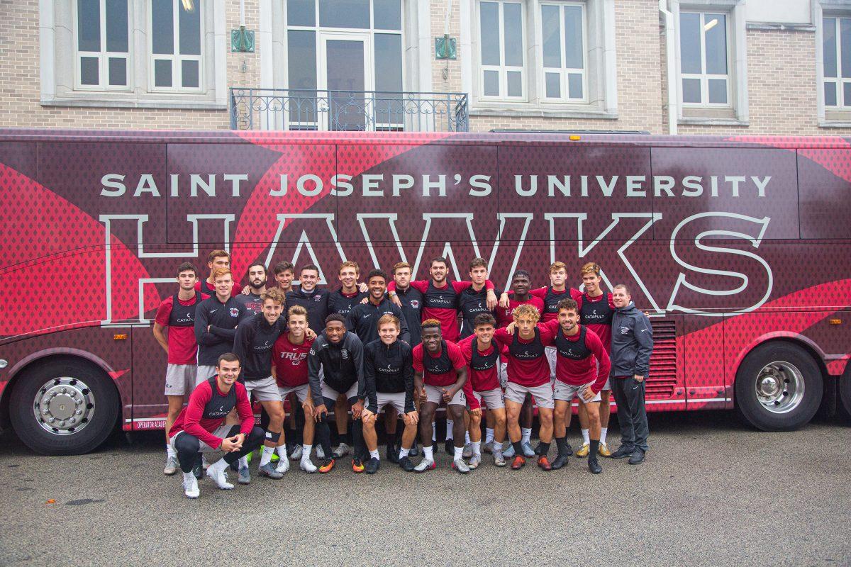The men’s soccer team poses during the unveiling ceremony. PHOTO: LUKE MALANGA ’20/THE HAWK