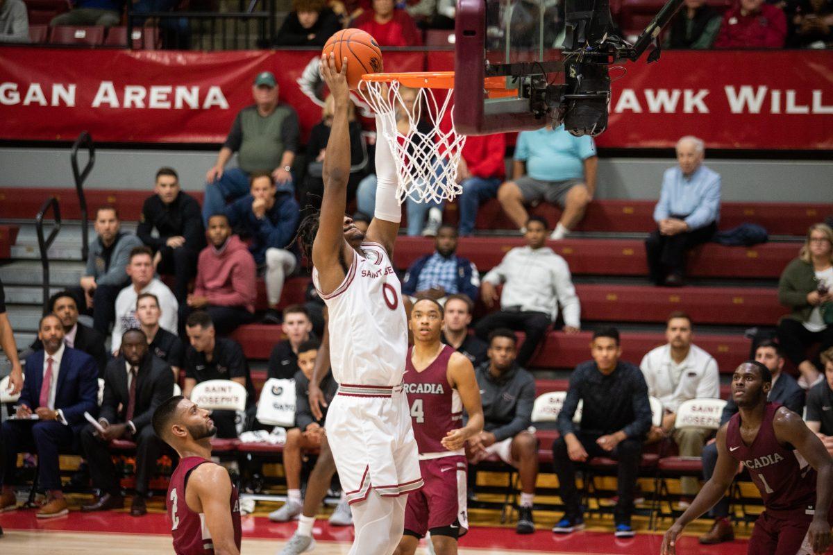 Knox goes for a dunk against Arcadia University on Oct. 28. PHOTO: MITCHELL SHIELDS ’22/THE HAWK