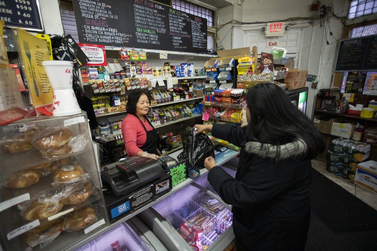 Kimey Moon, who owns Bill’s Market on 63rd Street with her husband, interacts with Sophia Mirza ’21 back in December. PHOTO: MITCHELL SHIELDS ’22/THE HAWK