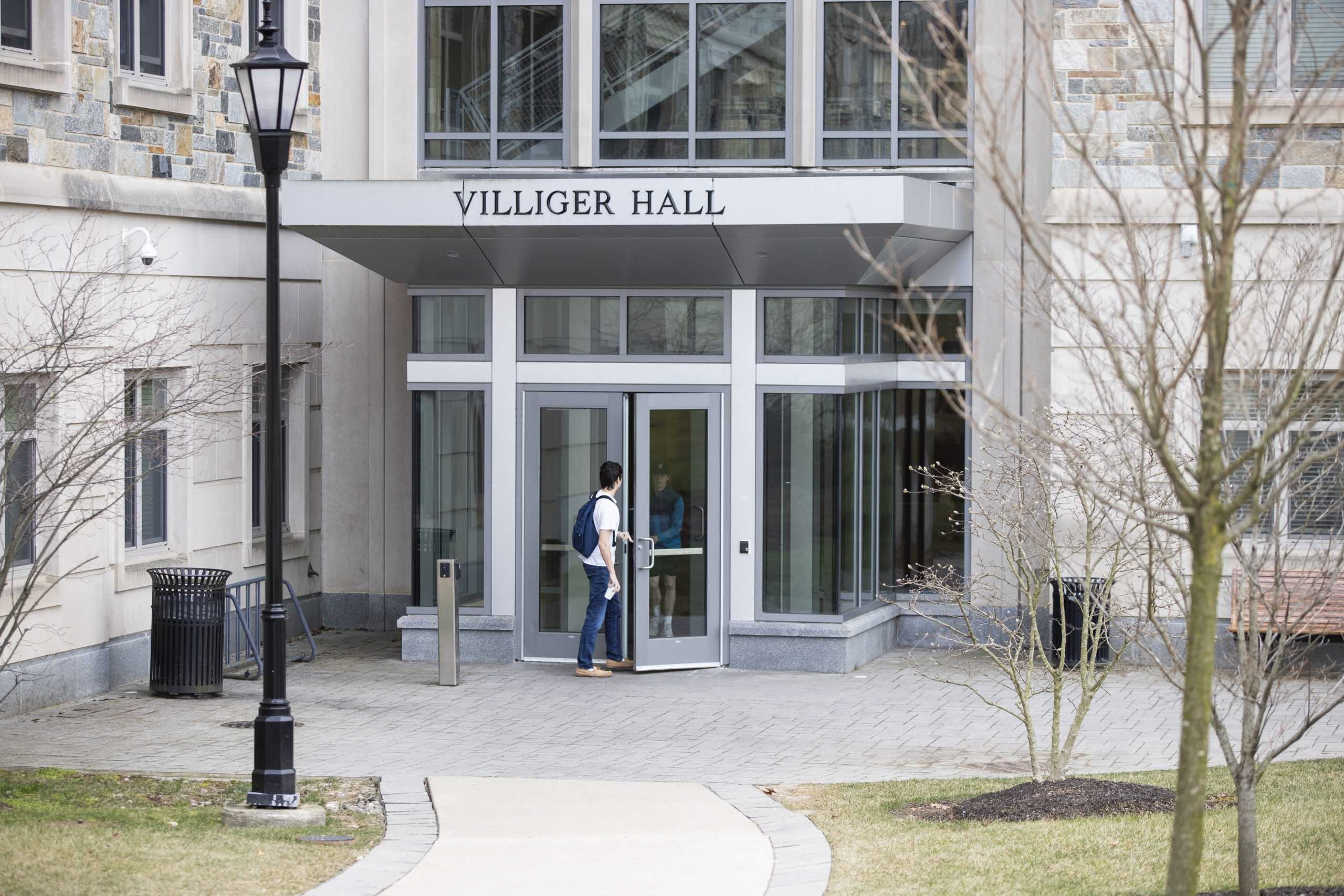 First-year students enter and leave Villiger Hall. PHOTO: MITCHELL SHIELDS ’22/THE HAWK