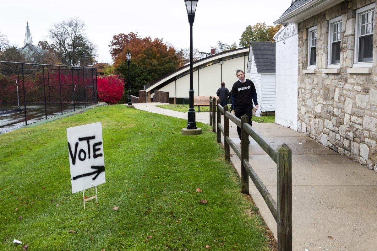 A sign directs voters to the 2018 midterm voting location in OPake Recreation Center on Nov. 11 2018. PHOTO: MITCHELL SHIELDS 22/THE HAWK