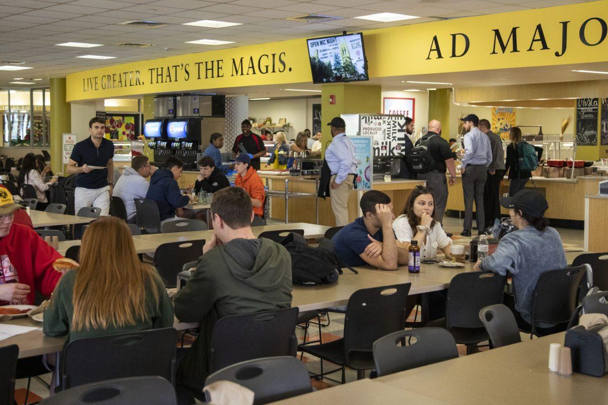 Students congregate in Campion Dining Hall. PHOTO: MITCHELL SHIELDS '22/THE HAWK