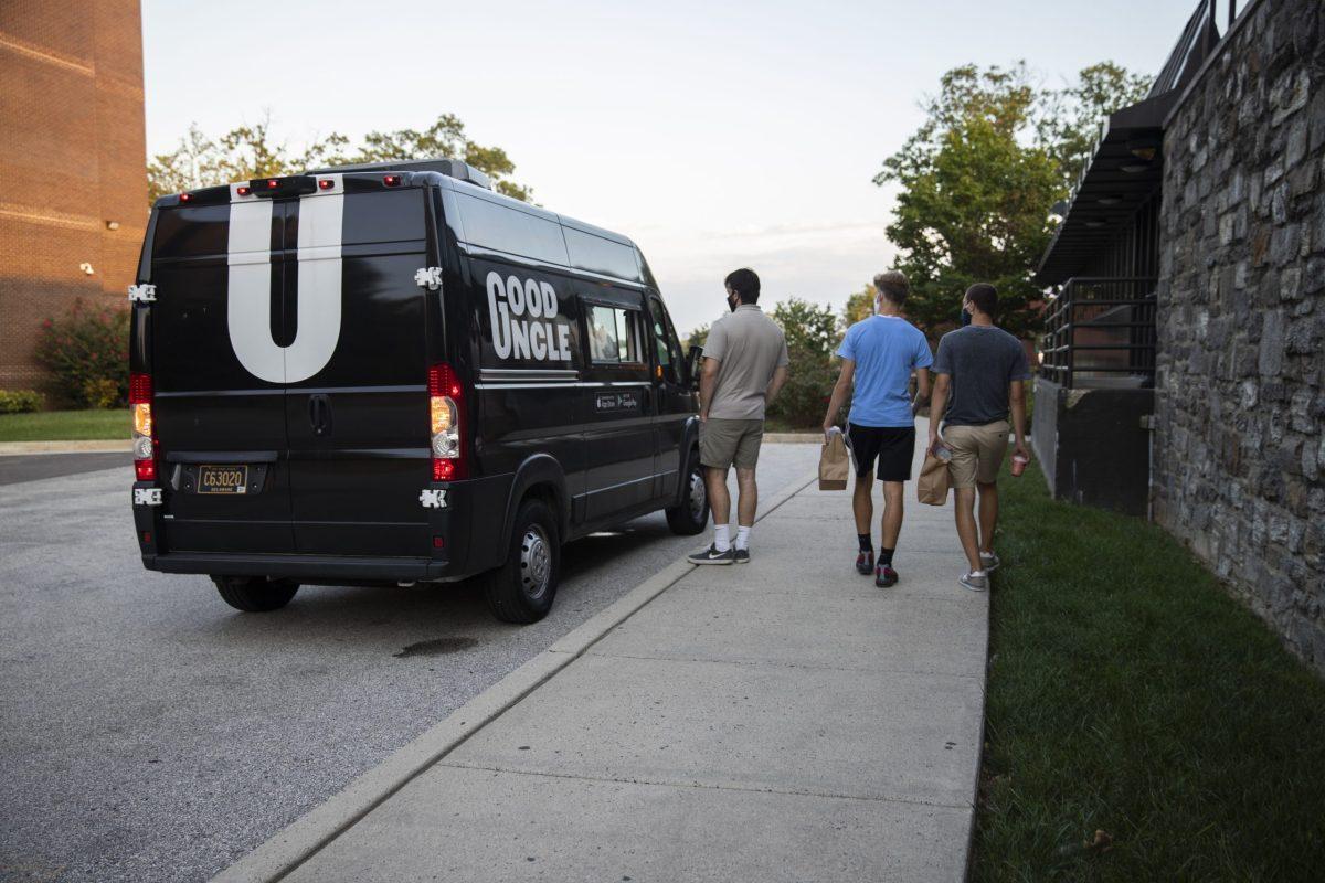 Students pick up hot, fresh meals from Good Uncle, a food delivery service. PHOTO: MITCHELL SHIELDS ’22/THE HAWK