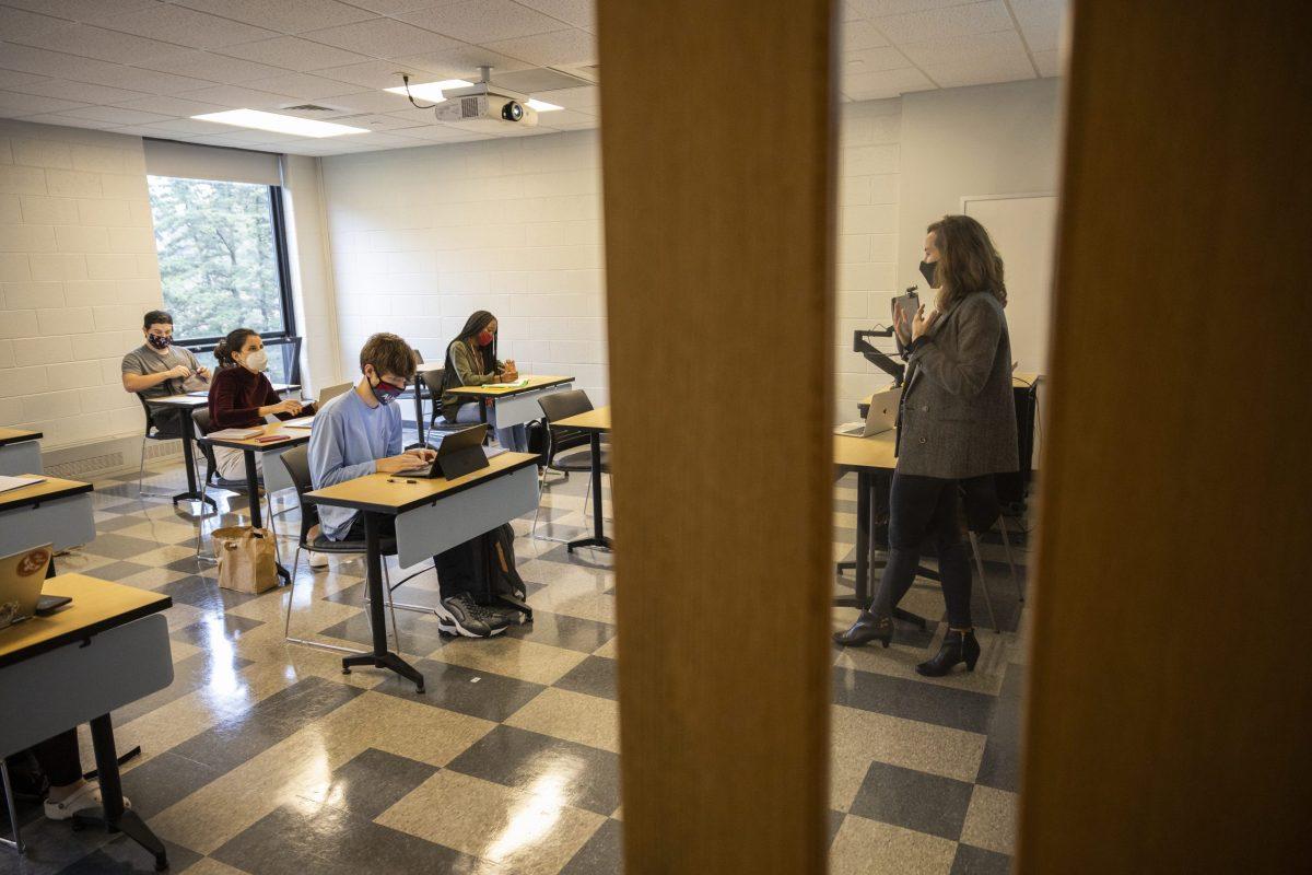 Kay Cosgrove, Ph.D., professor of English, teaches her hybrid ENG 101 class in Merion Hall on Oct. 12. PHOTO: MITCHELL SHIELDS ’22/THE HAWK