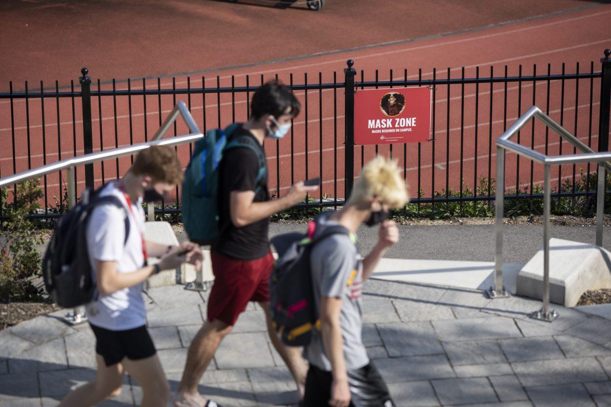 Students walk through campus on Sept. 28. PHOTO: MITCHELL SHIELDS 22/THE HAWK