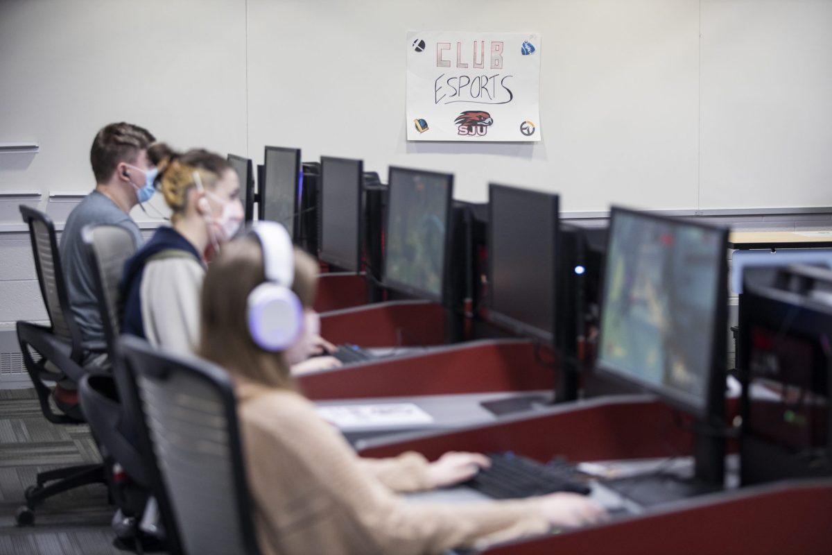 Members of the ESports team practice in the ESports lab. PHOTO: MITCHELL SHIELDS '22/THE HAWK