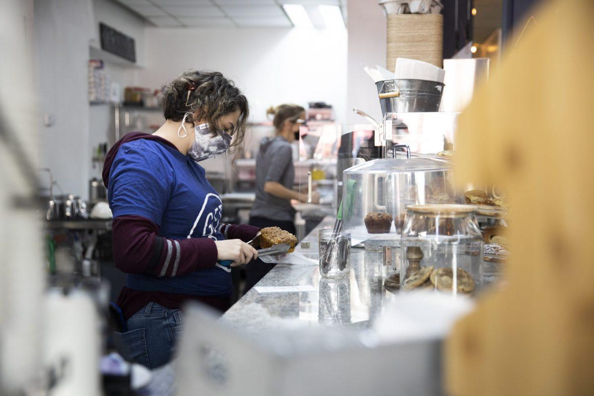  Ariana Bucciarelli bags a baked good during her shift. PHOTOS: MITCHELL SHIELDS ’22/THE HAWK