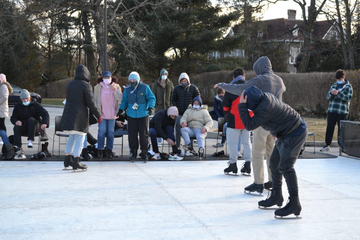 Students enjoy outdoor ice skating at Winterfest. PHOTO: LESLIE QUAN ’22/THE HAWK