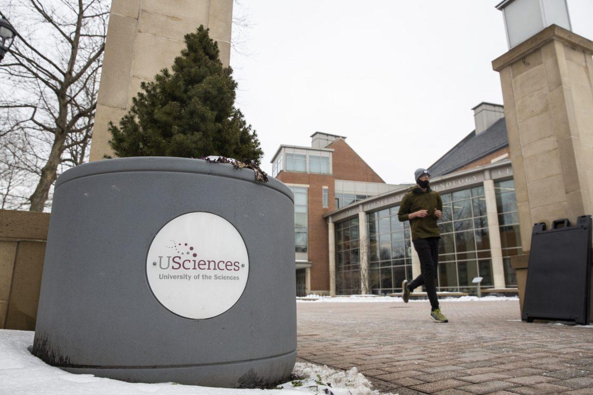 A man runs past the McNeil Science and Technology Center, at the University of the Sciences, towards 43rd Street on Feb 14. PHOTOS: MITCHELL SHIELDS ’22/THE HAWK