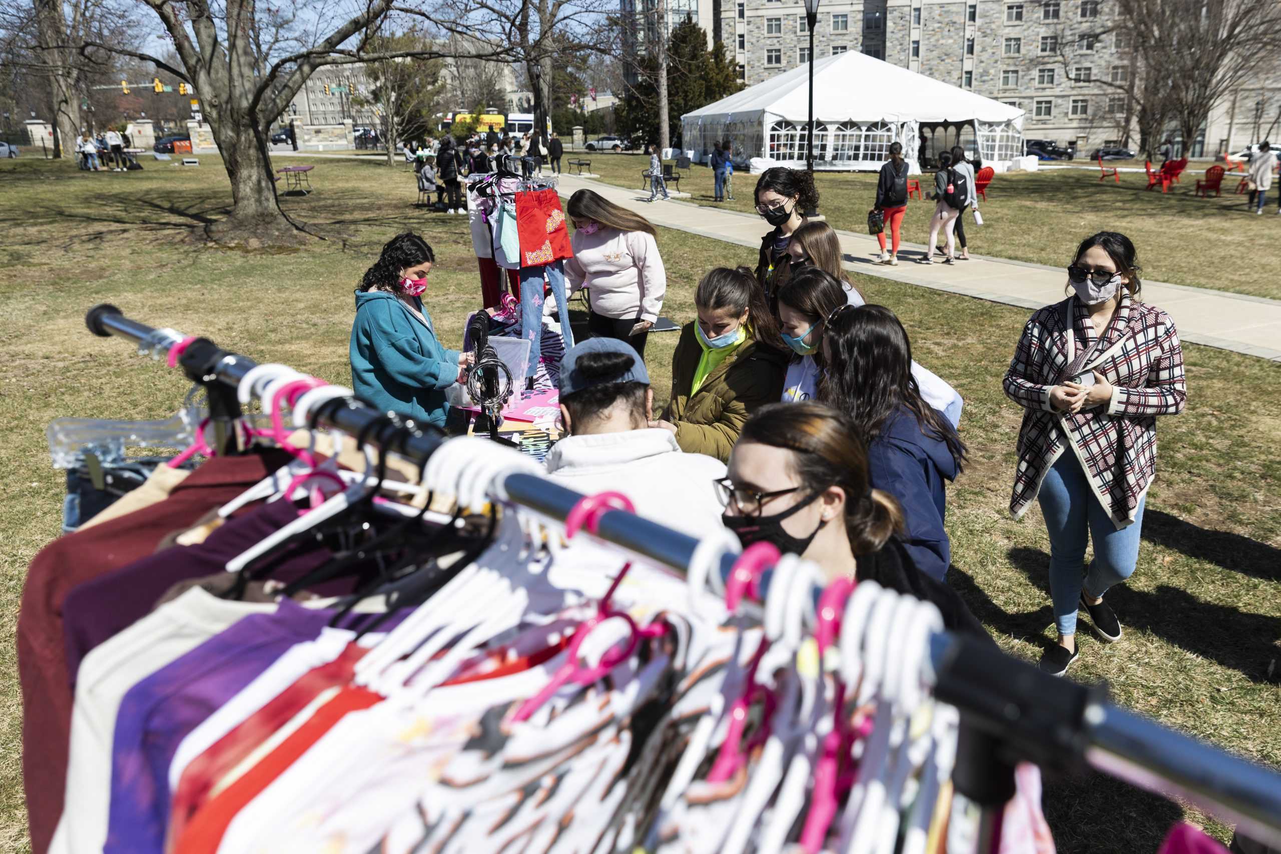 Students gather outside for Springfest on March 20 before the university adjusted regulations.
PHOTO: MITCHELL SHIELDS ’22/THE HAWK