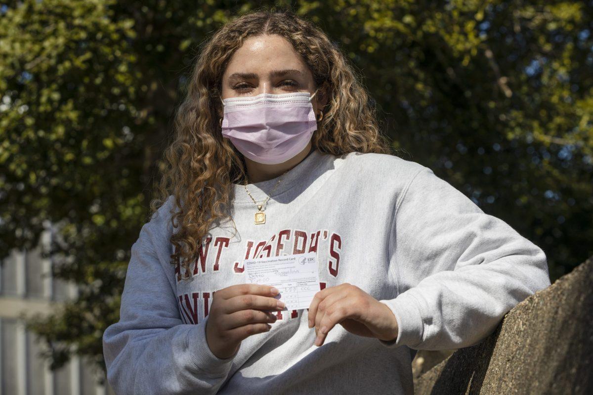 Pasqualina Defeo ’23 holds her vaccination card.
PHOTO: MITCHELL SHIELDS ’22/THE HAWK