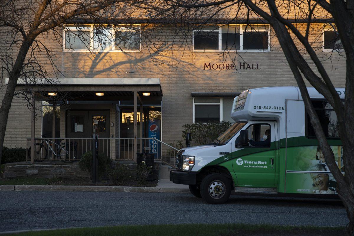 A bus taking students to isolation and quarantine waits outside Moore Hall.
PHOTO: MITCHELL SHIELDS ’22/THE HAWK