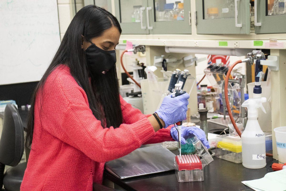 Iswarya Vel ’21 conducts research in a bio-lab. PHOTO: DANNY REMISHEVSKY ’23/THE HAWK