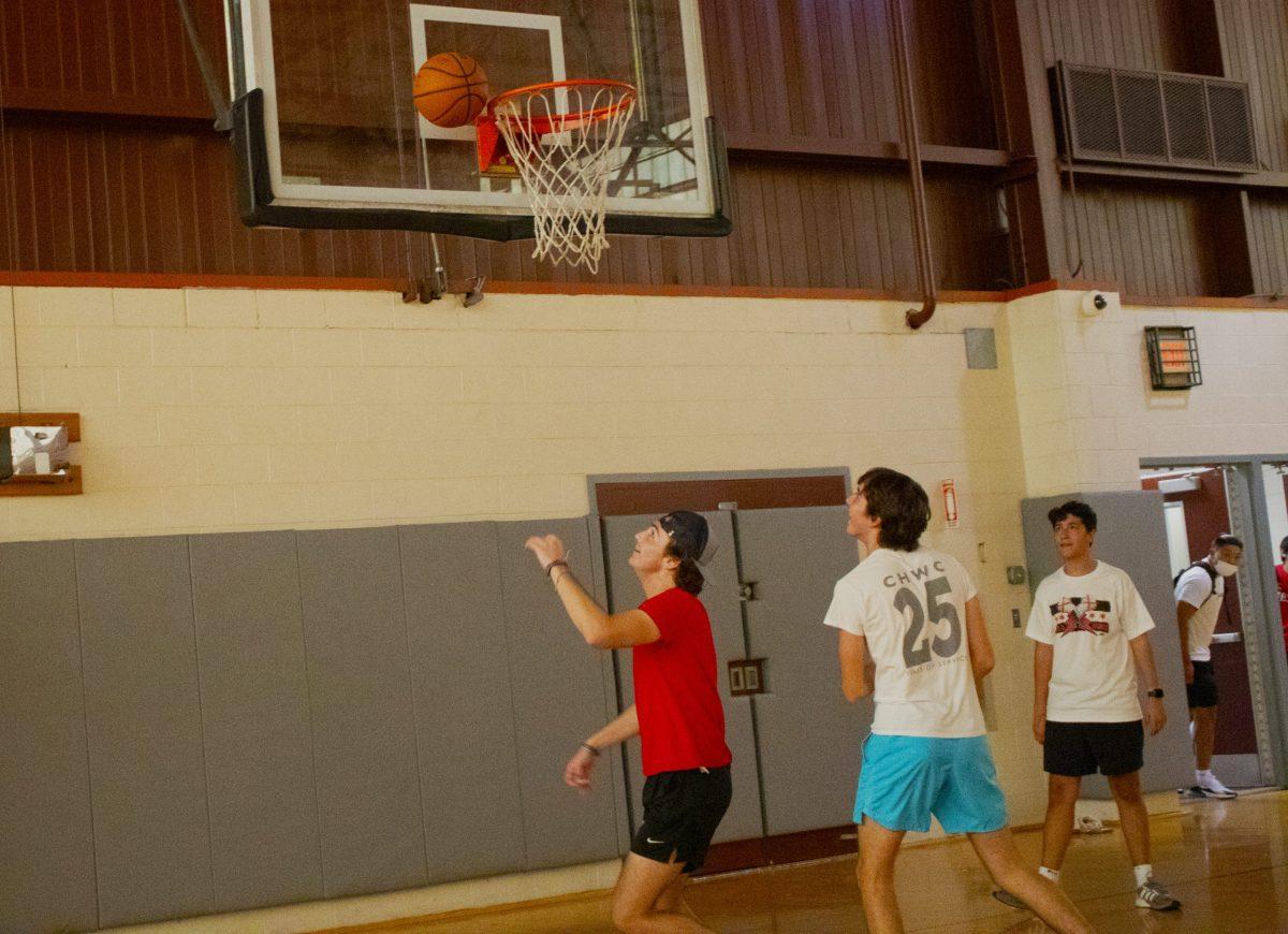 Kyle Transberg ’25, Chris Carl ’25, and Dylan Storey ’25 play pickup basketball at O ’Pake.
PHOTO: KELLY SHANNON ’24/THE HAWK