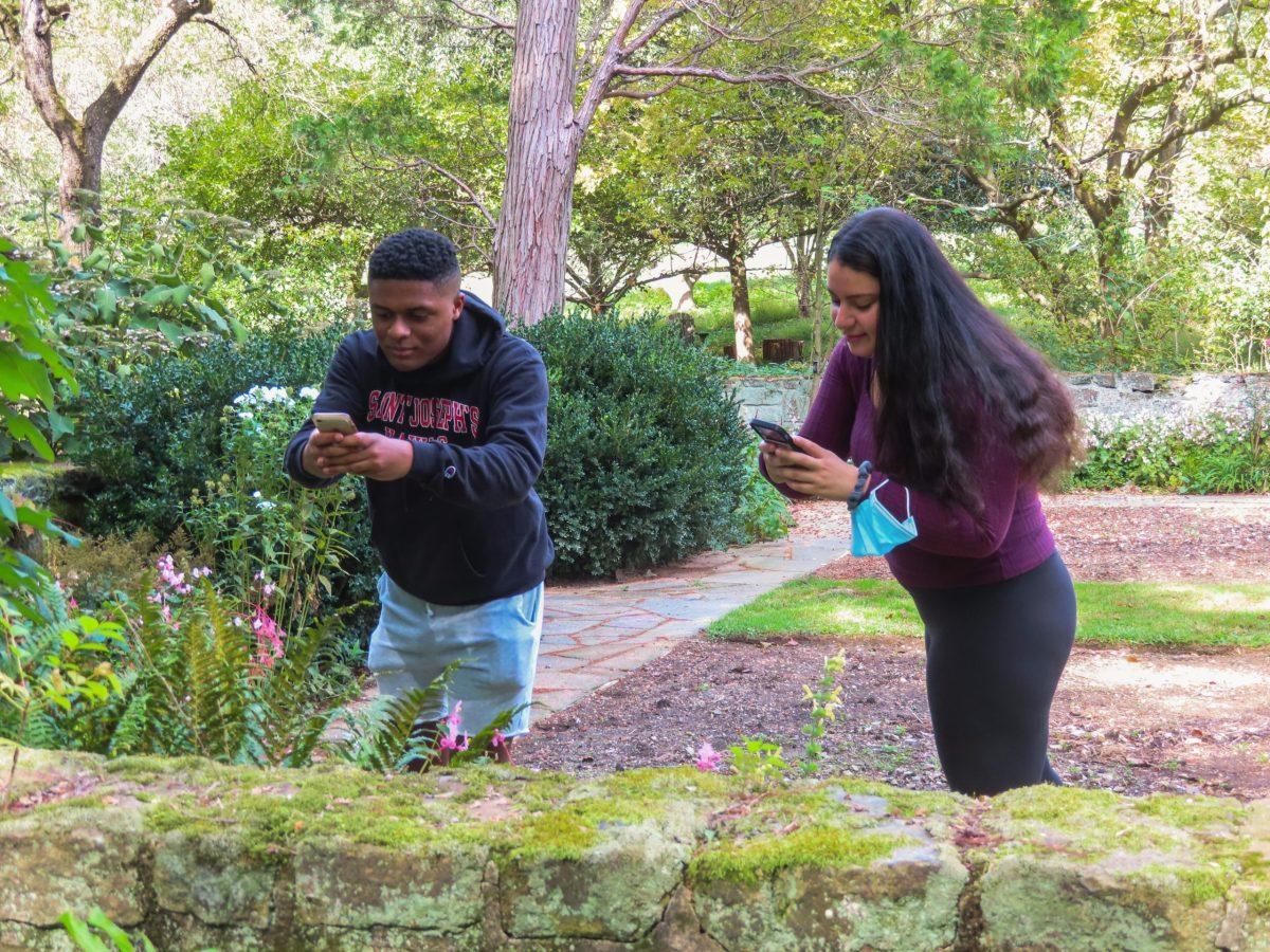 Students+taking+photos+at+the+Barnes+Arboretum.%0APHOTOS%3A+MIA+MESSINA+%E2%80%9925%2FTHE+HAWK