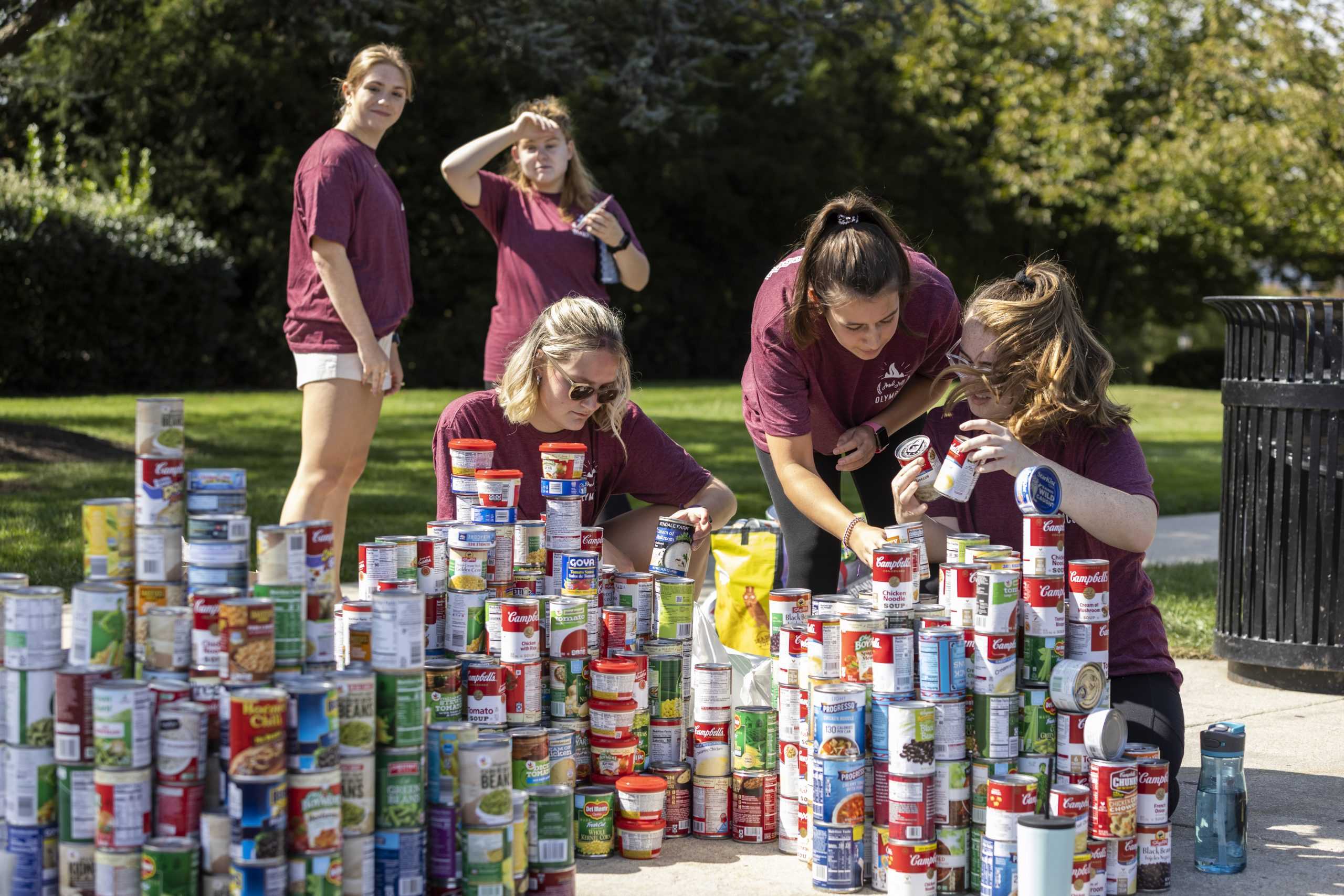 Members of greek organizations collect cans at Curran Lawn on Oct. 2.
PHOTOS: SPENCER RAIN ’22/THE HAWK
