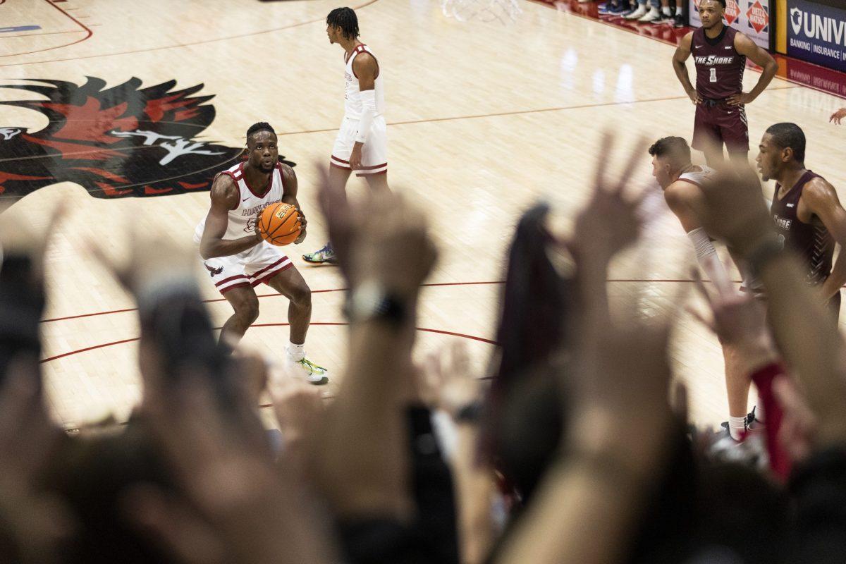 Obinna prepares to shoot a free throw in front of 54th and Airborne.
PHOTO: MITCHELL SHIELDS ’22/THE HAWK