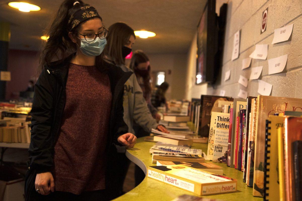 Michaela Walsh ’24 looks at the self-help section of the sale, one of
many different genres including religion, education and nonfiction.