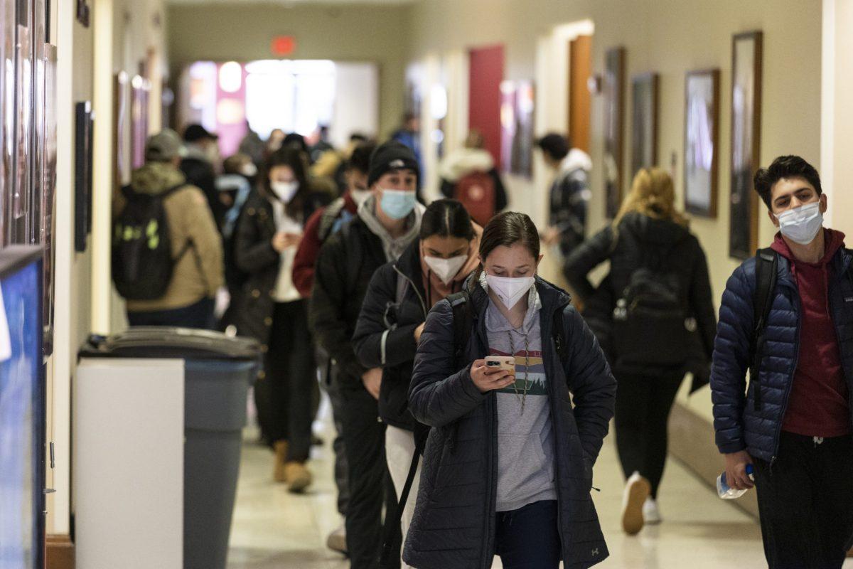 Students walk through Mandeville Hall, one of the buildings where students are expected to wear KN95, KF94, or N95 masks. PHOTO: MITCHELL SHIELDS 22/THE HAWK