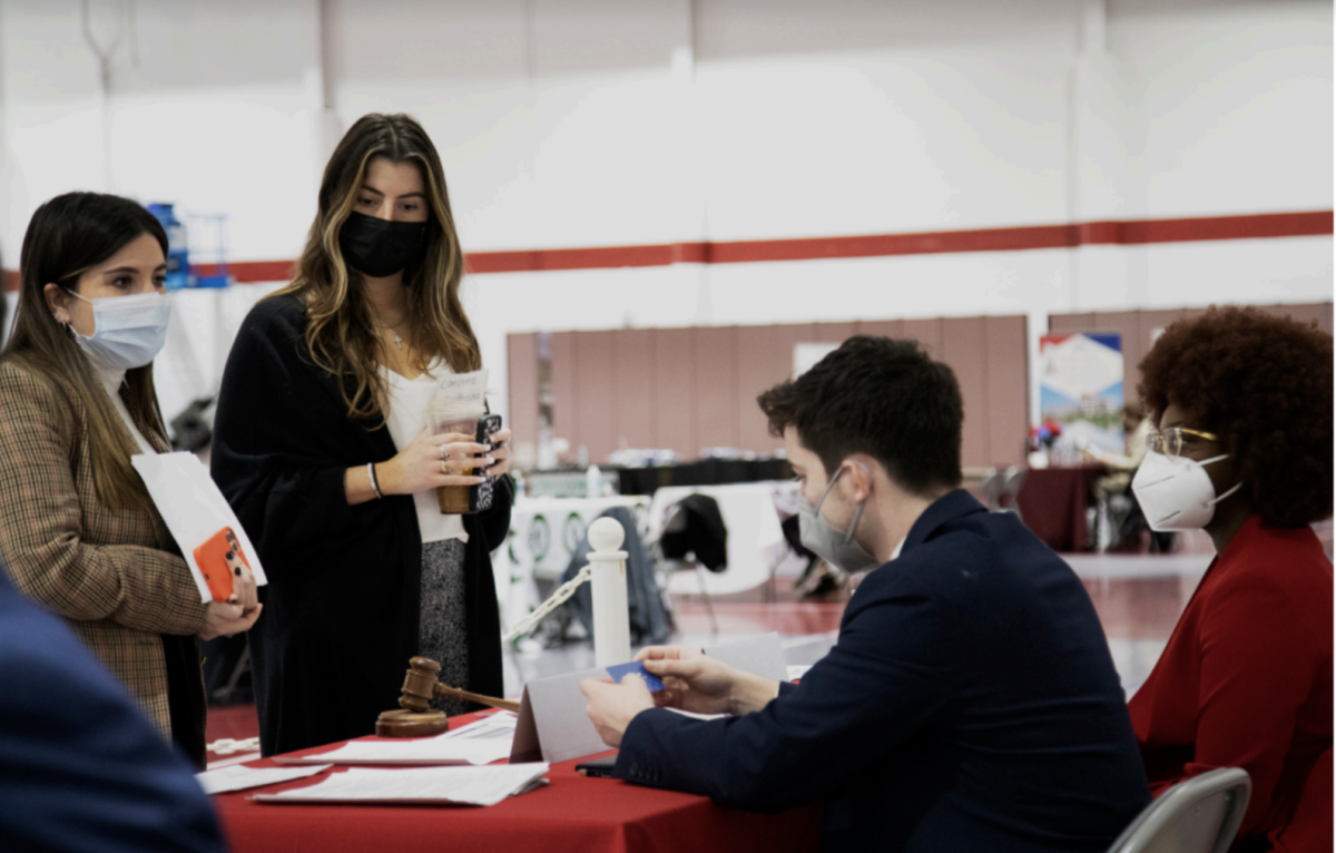 Caroline Ciuffreda and KJ Brown from Signature Consultants talk to Taylor Stokes ’22 and Christopher Maffuid ’23 at the fair.
PHOTO: KELLY SHANNON ’24/THE HAWK