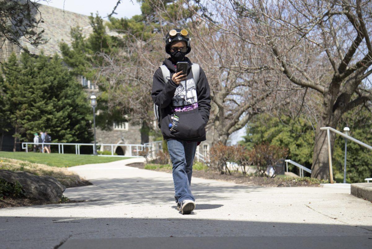 Jay Wise ’25 wears a mask while walking through campus on April 11. 
PHOTO: KELLY SHANNON ’24/THE HAWK