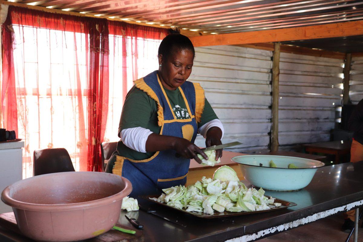 Elizabeth Lesesa, Tshepo’s chef, prepares a meal at Tshepo Generation Soup Kitchen. PHOTO: LESLIE QUAN 22/THE HAWK