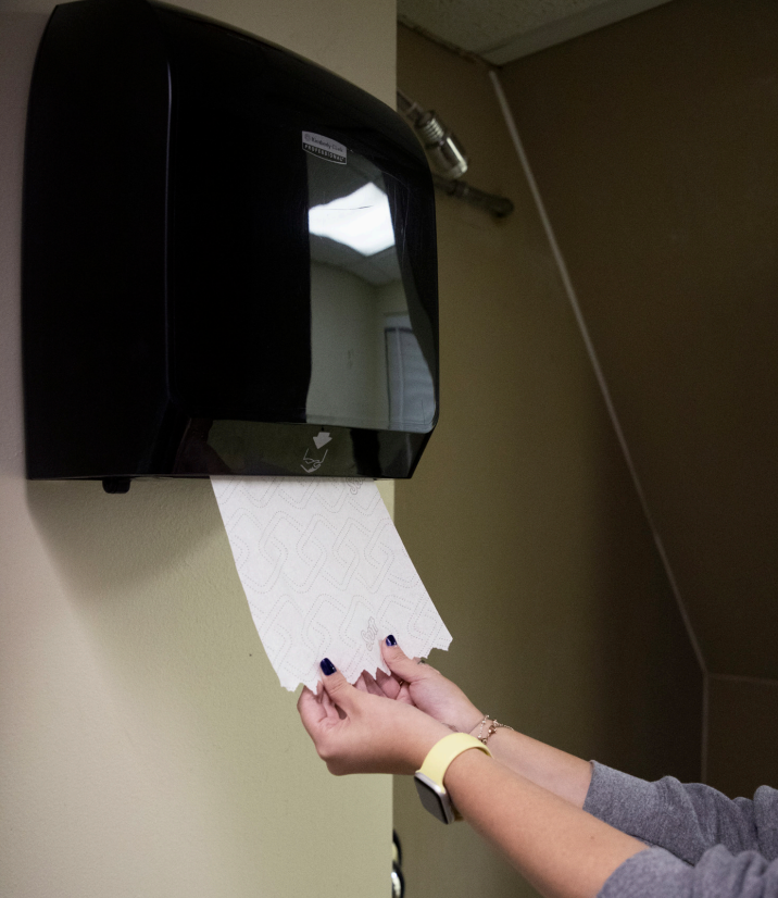 Only limited locations on campus have paper towels offered in bathrooms.
PHOTO: KELLY SHANNON ’24/THE HAWK