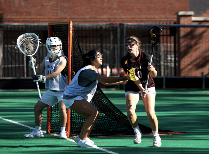 Attacker Lisa Ross carries the ball vs. Drexel. PHOTO: KELLY SHANNON ’24/THE HAWK