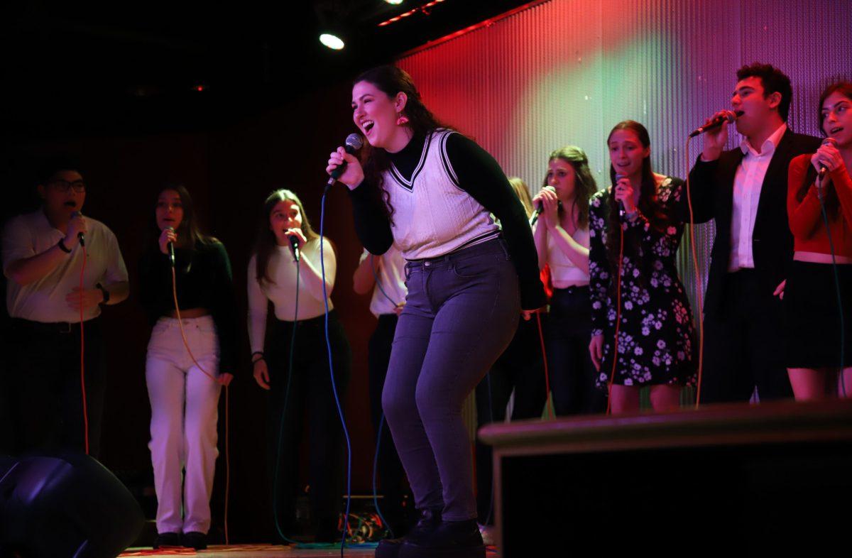 Jackie Ward ‘23 performs at Hawkapellas annual Winter Concert Dec. 7 in The Perch.
PHOTO: KELLY SHANNON ’24/THE HAWK