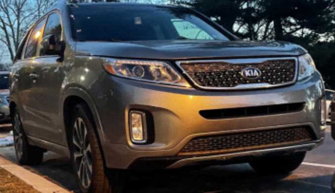 A Kia Sorento parked on City Avenue is similar to
models that lack an immobilizer, which can help
prevent theft.
PHOTO: KELLY SHANNON ’24/THE HAWK