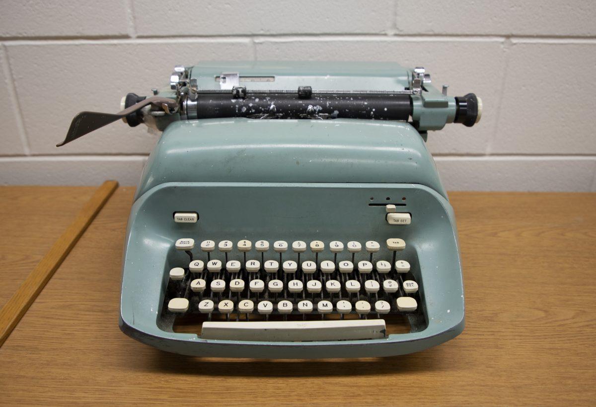 The+blue+typewriter+was+displayed+in+Thomas+Keefe%E2%80%99s+service.%0APHOTOS%3A+KELLY+SHANNON+%E2%80%9924%2FTHE+HAWK