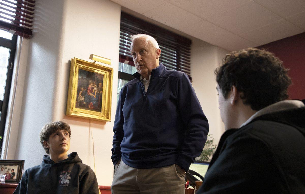 Peter A. Clark 75, S.J., Ph.D., director of the Institute of Clinical Bioethics at St. Joes, along with students discuss an upcoming Health Promoter program.
PHOTO: KELLY SHANNON ’24/THE HAWK