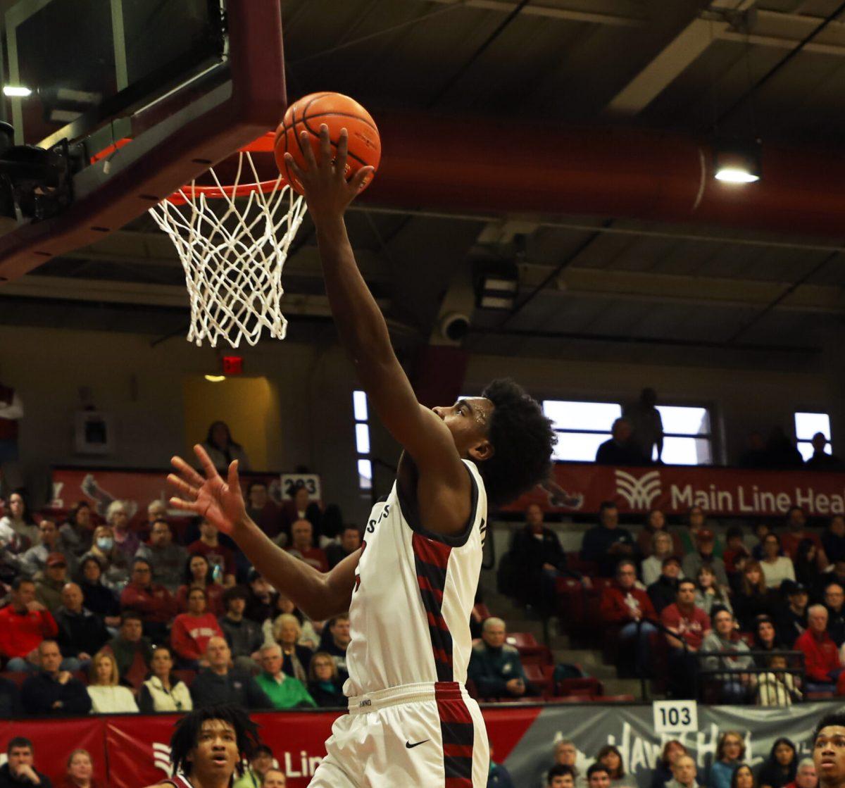 Cameron Brown scores at the St. Joe’s vs. UMass game Jan. 21. PHOTO: KELLY SHANNON ’24/THE HAWK