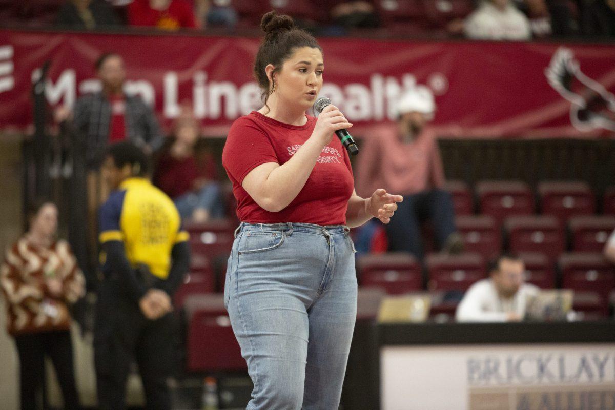 Jackie Ward ’23 singing during halftime at the St. Joe’s men’s basketball game Feb. 21. PHOTO: MADELINE WILLIAMS ’26/THE HAWK