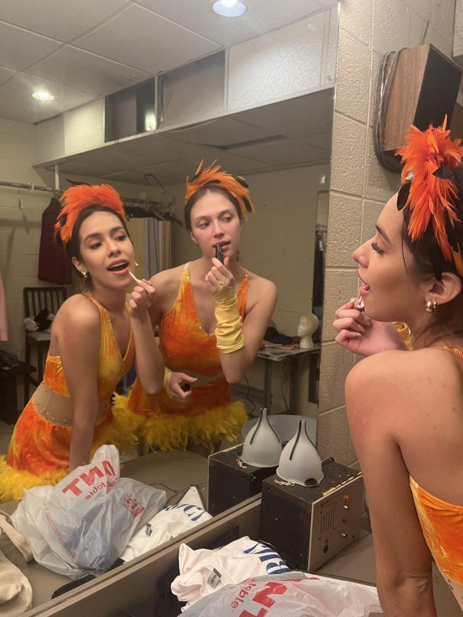 Hot Box Dancers Heavenly Perez ’24 and Juliet Gentilucci ’24 getting ready
for a performance of “Guys and Dolls.”
PHOTO COURTESY OF SJU THEATRE COMPANY